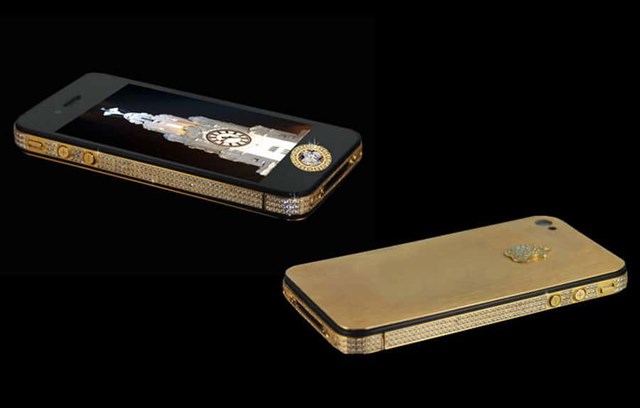 Một thiết kế nổi bật kh&aacute;c của Stuart Hughes l&agrave; chiếc&nbsp;iPhone 4s Elite Gold&nbsp;với gi&aacute;&nbsp;9,4 triệu USD. Phần khung quanh m&aacute;y được trang tr&iacute; bằng 500 vi&ecirc;n kim cương, n&uacute;t Home l&agrave;m từ kim cương 8,6 carat, tặng một vi&ecirc;n 7,4 carat dự ph&ograve;ng trong trường hợp vi&ecirc;n cũ bị mất. Hộp đựng của sản phẩm được chế t&aacute;c cao cấp với chất liệu bạch kim, gắn c&aacute;c mảnh xương khủng long với một số loại đ&aacute; qu&yacute; như Opal, Pietersite, Charoite, Rutile Quartz v&agrave; Star Sunstone. Chỉ c&oacute; 2 chiếc iPhone 4s Elite Gold được sản xuất, một chiếc được cho l&agrave; thuộc về nữ doanh nh&acirc;n người Australia.