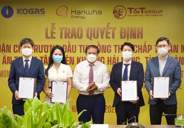 &Ocirc;ng Phạm Ngọc Minh, Trưởng ban Quản l&yacute; Khu kinh tế tỉnh Quảng Trị trao Quyết định chủ trương đầu tư đồng thời chấp thuận nh&agrave; đầu tư dự &aacute;n Trung t&acirc;m điện kh&iacute; LNG Hải Lăng, tỉnh Quảng Trị - Giai đoạn I (1.500 MW) cho Tổ hợp c&aacute;c nh&agrave; đầu tư.