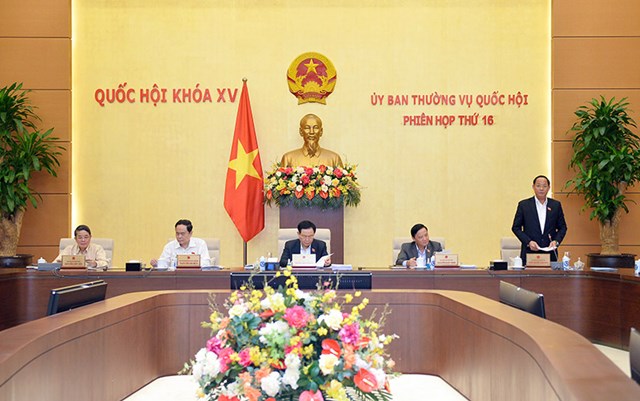 Ph&oacute; Chủ tịch Quốc hội Trần Quang Phương điều h&agrave;nh phi&ecirc;n họp.