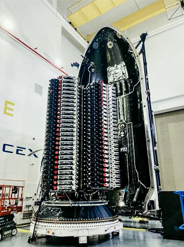 Hệ thống vệ tinh Starlink của SpaceX đ&atilde; được đưa v&agrave;o khai th&aacute;c từ năm 2019, chậm hơn nhưng liệu Amazon c&oacute; chắc hơn trong cuộc đua vũ trụ n&agrave;y?