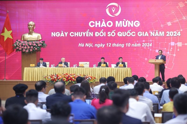 Thủ tướng cho biết, Ch&iacute;nh phủ x&aacute;c định "mục ti&ecirc;u k&eacute;p": vừa ph&aacute;t triển Ch&iacute;nh phủ số, kinh tế số, x&atilde; hội số ở tr&igrave;nh độ cao; vừa h&igrave;nh th&agrave;nh c&aacute;c doanh nghiệp c&ocirc;ng nghệ số Việt Nam mạnh, c&oacute; năng lực cạnh tranh to&agrave;n cầu - Ảnh: VGP/Nhật Bắc &nbsp;