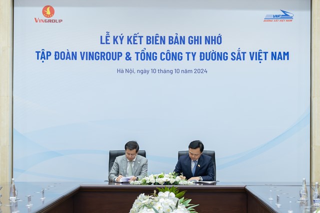 Lễ k&yacute; kết bi&ecirc;n bản ghi nhớ hợp t&aacute;c về th&uacute;c đẩy chuyển đổi xanh to&agrave;n diện giữa Tập đo&agrave;n Vingroup v&agrave; Tổng C&ocirc;ng ty Đường sắt Việt Nam