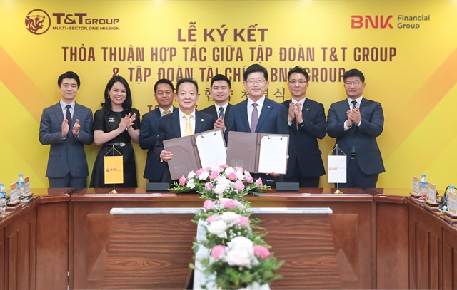 &Ocirc;ng Đỗ Quang Hiển, Chủ tịch UBCL Tập đo&agrave;n T&amp;T Group (b&ecirc;n tr&aacute;i) v&agrave; &ocirc;ng Bin Dae-in, Chủ tịch HĐQT ki&ecirc;m TGĐ Tập đo&agrave;n T&agrave;i ch&iacute;nh BNK (b&ecirc;n phải) trao thỏa thuận hợp t&aacute;c với sự chứng kiến của đại diện l&atilde;nh đạo hai Tập đo&agrave;n.&nbsp;Nguồn ảnh: T&amp;T Group