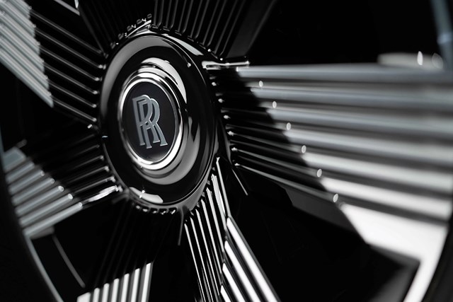 Rolls Royce giới thiệu xe chạy điện đầu ti&#234;n, gi&#225; khởi điểm từ 413.500 USD - Ảnh 9