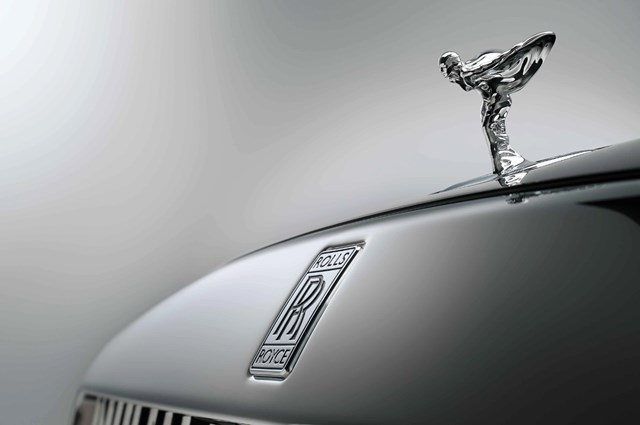 Rolls Royce giới thiệu xe chạy điện đầu ti&#234;n, gi&#225; khởi điểm từ 413.500 USD - Ảnh 7
