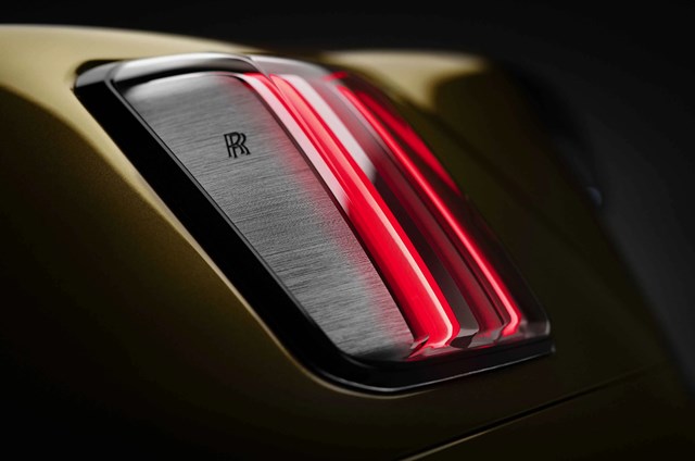 Rolls Royce giới thiệu xe chạy điện đầu ti&#234;n, gi&#225; khởi điểm từ 413.500 USD - Ảnh 8