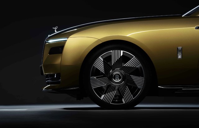 Rolls Royce giới thiệu xe chạy điện đầu ti&#234;n, gi&#225; khởi điểm từ 413.500 USD - Ảnh 6