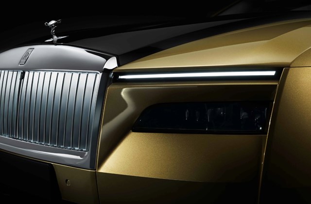Rolls Royce giới thiệu xe chạy điện đầu ti&#234;n, gi&#225; khởi điểm từ 413.500 USD - Ảnh 4