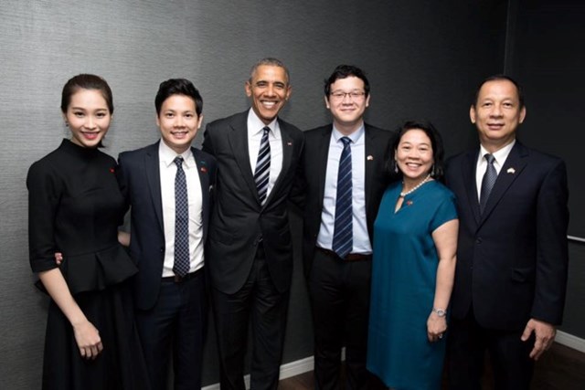 Gia đình doanh nhân Dương Thanh Thuỷ chụp ảnh cùng cựu Tổng thống Mỹ Obama nhân dịp ông sang thăm Việt Nam. 