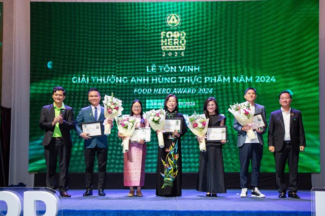 Ảnh: C&aacute;c doanh nghiệp nhận giải thưởng Food Hero 2024