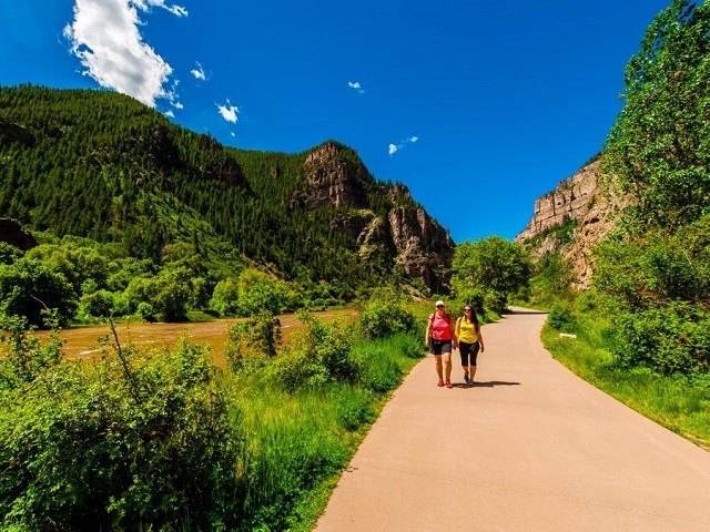 Glenwood Springs tặng voucher 100 USD cho du kh&aacute;ch.