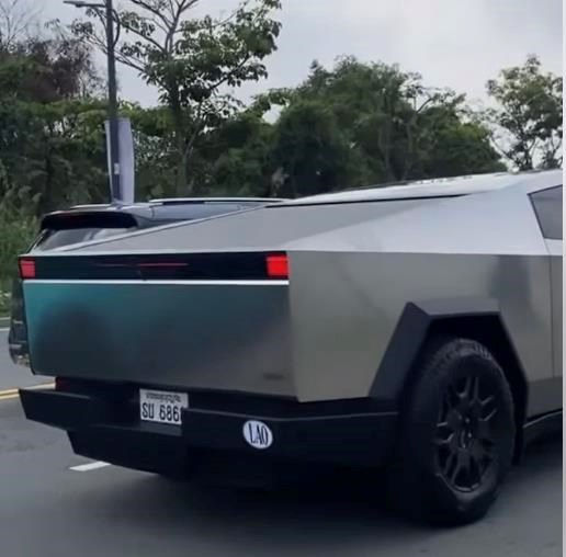 Bắt trọn Tesla Cybertruck đầu ti&#234;n lăn b&#225;nh tr&#234;n đường phố Việt Nam: Lập tức g&#226;y tranh c&#227;i về thiết kế, nhưng biển số l&#224; thứ đ&#225;ng quan t&#226;m - Ảnh 3