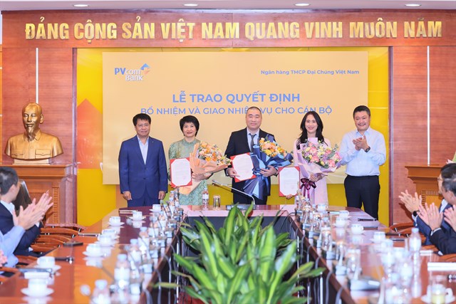 B&agrave; Nguyễn Th&uacute;y Hạnh, &Ocirc;ng&nbsp;Đặng Thế Hiển v&agrave; B&agrave; Nguyễn Thị Linh Chi nhận quyết định bổ nhiệm v&agrave; hoa ch&uacute;c mừng từ Ban L&atilde;nh đạo Ng&acirc;n h&agrave;ng