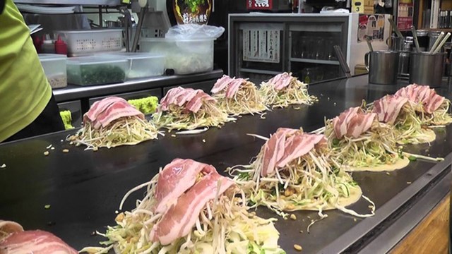 Nguy&ecirc;n liệu để l&agrave;m b&aacute;nh Okonomiyaki t&ugrave;y theo từng v&ugrave;ng ở Nhật Bản