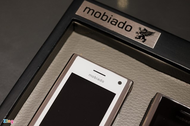 Mặt trước, cạnh logo Mobiado l&agrave; camera c&oacute; độ ph&acirc;n giải 0,3 MP.