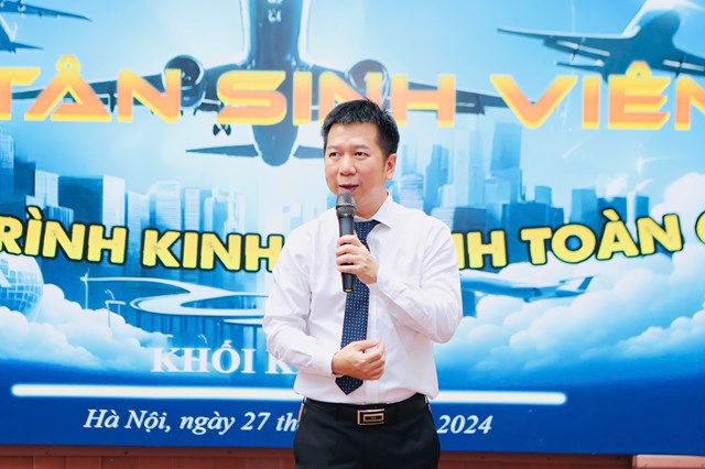 PGS. TS. L&ecirc; Anh Tuấn - Trưởng Khoa QTKD &amp; DL ph&aacute;t biểu khai mạc v&agrave; gửi những lời nhắn nhủ qu&yacute; b&aacute;u đến c&aacute;c bạn t&acirc;n sinh vi&ecirc;n của trường.