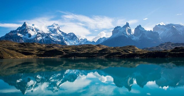 Vườn quốc gia n&agrave;y nằm ở miền nam khu Patagonia, Chile. Theo&nbsp;Big 7 Travel&nbsp;đ&aacute;nh gi&aacute;, từ những hồ băng cổ đại, tới d&atilde;y n&uacute;i Cordillera, từ những con b&aacute;o cuga lang thang cho tới c&aacute;c đ&agrave;n lạc đ&agrave; guanaco chạy v&ocirc; tận, Torres del Paine l&agrave; nơi sở hữu n&eacute;t hoang d&atilde; tuyệt vời đ&aacute;ng được xếp l&agrave;m điểm đến đẹp nhất.