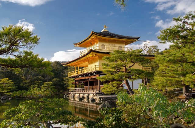 Đến với cố đ&ocirc; Kyoto, du kh&aacute;ch sẽ thấy v&ocirc; số ch&ugrave;a Phật gi&aacute;o, đền Shinto v&agrave; những khu vườn cổ k&iacute;nh, xanh tươi x&acirc;y dựng theo kiểu truyền thống. Kyoto l&agrave; nơi đẹp 4 m&ugrave;a nhưng tới Kyoto m&ugrave;a xu&acirc;n, du kh&aacute;ch sẽ cảm gi&aacute;c như lạc v&agrave;o chốn thần ti&ecirc;n khi hoa anh đ&agrave;o nở rộ.&nbsp;
