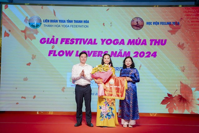 L&atilde;nh đạo Sở VH,TT&amp;DL v&agrave; Li&ecirc;n đo&agrave;n Yoga Thanh H&oacute;a tặng cờ cho Học viện Feeling Yoga - đơn vị đăng cai tổ chức giải.