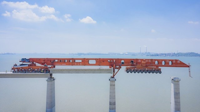 Cỗ m&aacute;y Kunlun hiện l&agrave; thiết bị x&acirc;y dựng cầu đường sắt cao tốc hiện đại v&agrave; to&agrave;n diện nhất Trung Quốc (Ảnh: China Daily). &nbsp;