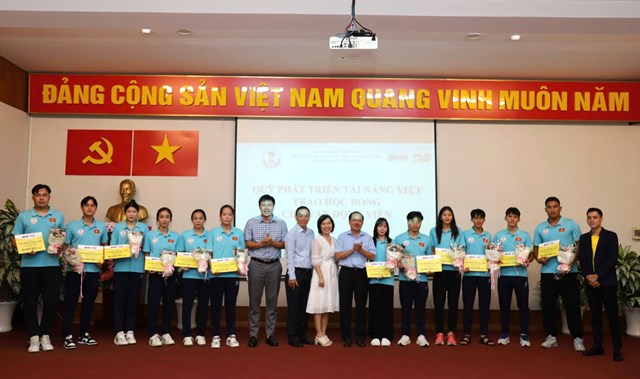 &Ocirc;ng L&ecirc; Nguy&ecirc;n H&ograve;a - Gi&aacute;m đốc Quỹ Ph&aacute;t triển T&agrave;i năng Việt trao học bổng cho 12 VĐV &nbsp;