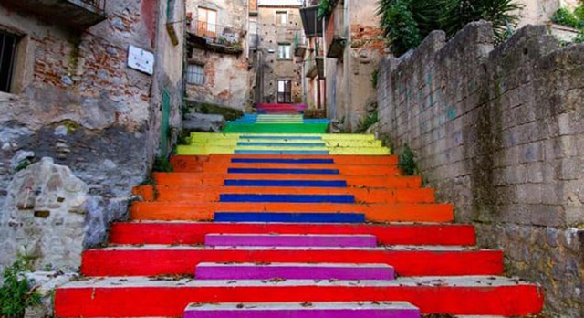 Bậc cầu thang ở l&agrave;ng&nbsp;l&agrave;ng&nbsp;Cinquefrondi, Nam Italy. Ảnh:&nbsp;Tullio Pronesti.