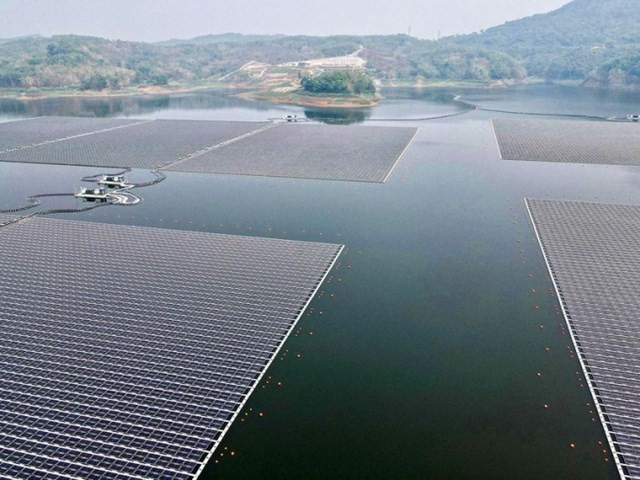 Cirata l&agrave; trang trại điện mặt trời nổi lớn nhất Đ&ocirc;ng Nam &Aacute; v&agrave; lớn thứ ba tr&ecirc;n thế giới. Ảnh: Gulf News &nbsp;