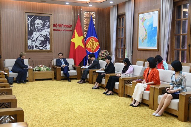 To&agrave;n cảnh buổi gặp mặt giữa Bộ trưởng Bộ Tư ph&aacute;p v&agrave; đại diện UNICEF Việt Nam.