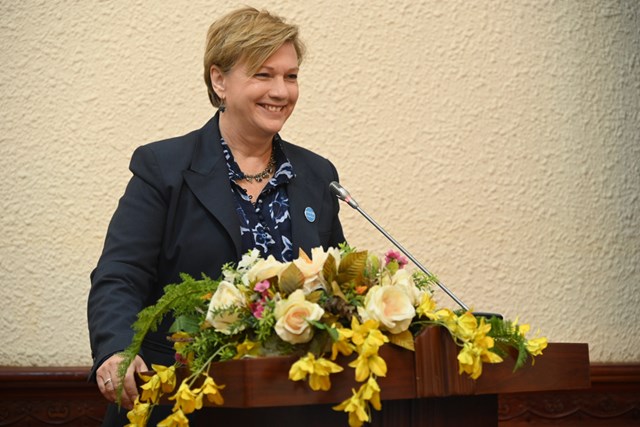 B&agrave; Rana Flowers, Trưởng đại diện UNICEF tại Việt Nam ph&aacute;t biểu tại Lễ khởi động