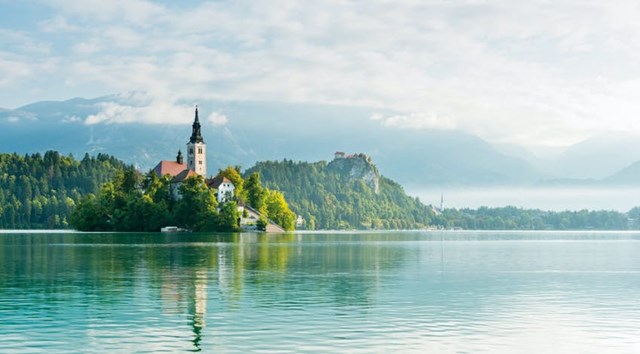 Nh&agrave; thờ tr&ecirc;n hồ Bled