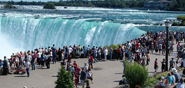 Một điểm ngắm th&aacute;c Niagara đ&ocirc;ng kh&aacute;ch du lịch
