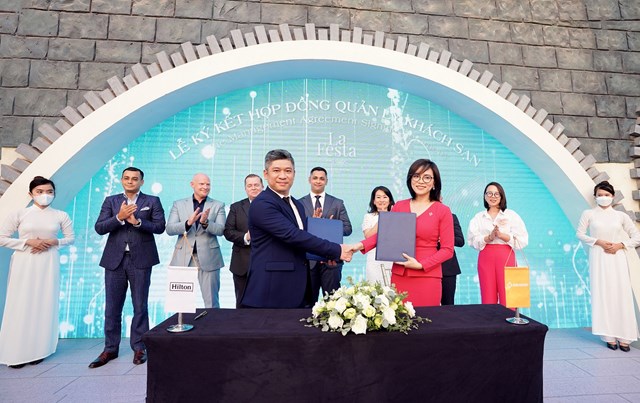Lễ k&yacute; kết thỏa thuận hợp t&aacute;c giữa Sun Group v&agrave; Hilton nhằm quản l&yacute; vận h&agrave;nh khu nghỉ dưỡng La Festa Phu Quoc.