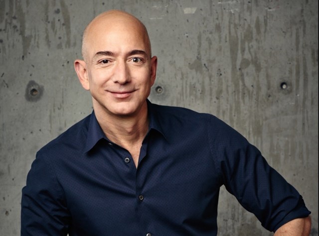 Tỷ ph&uacute; Jeff Bezos sẽ cho đi phần lớn t&agrave;i sản.