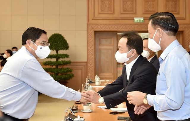 Thủ tướng Phạm Minh Ch&iacute;nh v&agrave; c&aacute;c đại biểu tại Hội nghị trực tuyến. Ảnh: VGP/Nhật Bắc