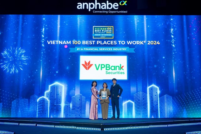 Bà Nguyễn Thanh Hoa – Giám đốc Nhân sự VPBankS – nhận giải thưởng từ Ban tổ chức Anphabe