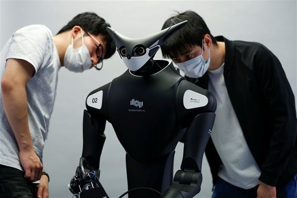 Chuy&ecirc;n gia robot của Telexistence đang &ldquo;kh&aacute;m sức khỏe&rdquo; cho robot Model T. Ảnh: Reuters