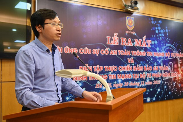 Trưởng ph&ograve;ng Phần mềm v&agrave; cơ sở dữ liệu Nguyễn Trung Dũng qu&aacute;n triệt Quy chế hoạt động của Đội ứng cứu.