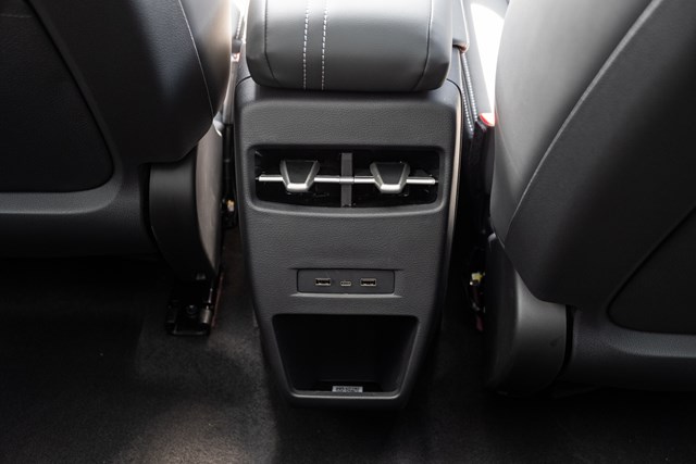 Chi tiết VinFast VF 7 Plus bản thương mại: Gi&#225; từ 999 triệu, đẹp như concept, nhiều c&#244;ng nghệ vượt ph&#226;n kh&#250;c - Ảnh 31