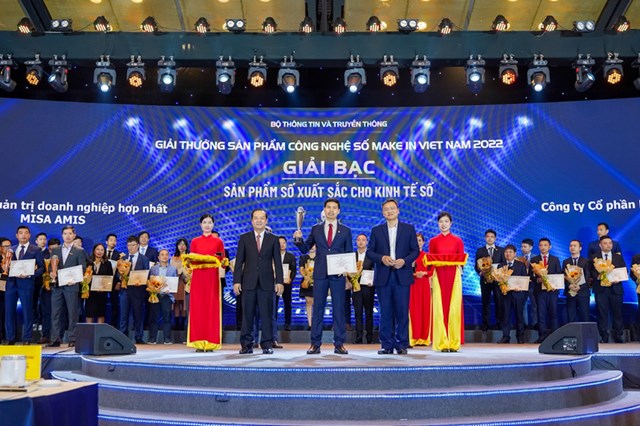 Ph&oacute; Tổng Gi&aacute;m đốc thường trực MISA L&ecirc; Hồng Quang đại diện MISA nhận giải Bạc ở hạng mục Sản phẩm số xuất sắc cho kinh tế số với sản phẩm MISA AMIS.