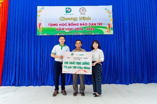 &Ocirc;ng Nguyễn Ch&iacute; Điền, Đại diện của FE CREDIT, trao tặng học bổng cho c&aacute;c em học sinh hiếu học, vượt kh&oacute; tỉnh Bạc Li&ecirc;u. Ảnh: FE CREDIT &nbsp;