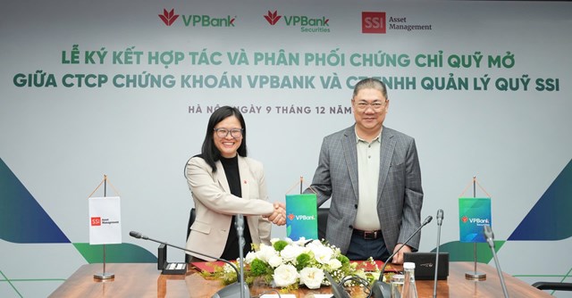 &Ocirc;ng Vũ Hữu Điền - Chủ tịch C&ocirc;ng ty Cổ phần Chứng kho&aacute;n VPBank (VPBankS) v&agrave; b&agrave; Nguyễn Ngọc Anh - Tổng gi&aacute;m đốc c&ocirc;ng ty TNHH Quản l&yacute; Qũy SSI (SSIAM) đ&atilde; k&yacute; kết hợp t&aacute;c ph&acirc;n phối chứng chỉ quỹ h&agrave;ng đầu của SSI qua nền tảng giao dịch của VPBankS &nbsp;