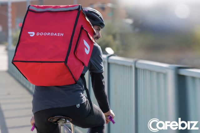 Một t&agrave;i xế giao h&agrave;ng của DoorDash.