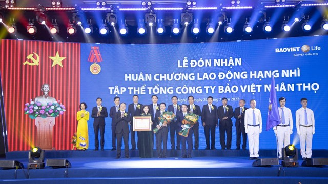 Bảo Việt Nh&#226;n thọ tiếp tục dẫn đầu Top 10 “C&#244;ng ty bảo hiểm nh&#226;n thọ &#250;y t&#237;n 2022” v&#224; vinh dự đ&#243;n nh&#226;n hu&#226;n chương lao động hạng nh&#236; - Ảnh 1