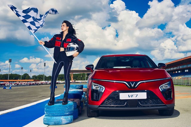 VinFast VF 7 thắng lớn tại Car Awards 2024: Bỏ xa đối thủ với 3 ưu điểm chiếm trọn cảm t&#236;nh người d&#249;ng - Ảnh 1