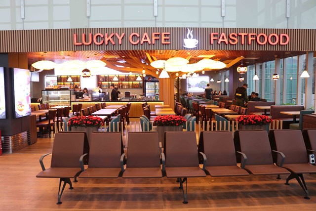 Hệ thống Lucky Cafe &amp; Fastfood ở s&acirc;n bay Nội B&agrave;i. Ảnh: Taseco Air.