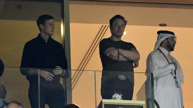 Elon Musk xuất hiện c&ugrave;ng con rể cựu tổng thống Mỹ Donald Trump trong trận chung kết World Cup 2022 tại Doha, Qatar.