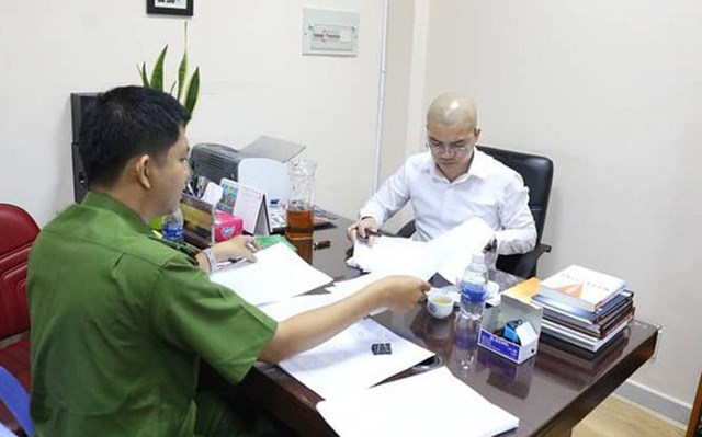 CEO Nguyễn Th&aacute;i Luyện tại cơ quan điều tra.
