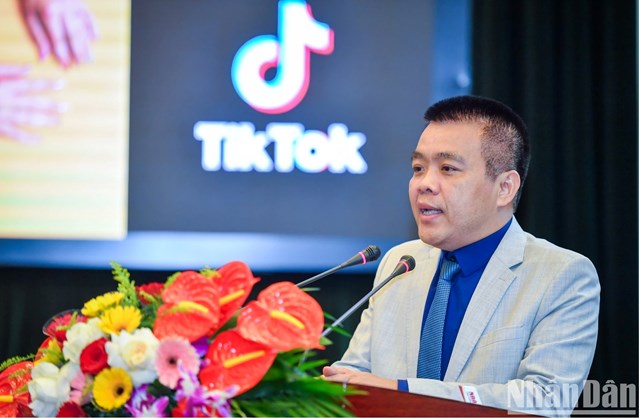 Đại diện TikTok Việt Nam tr&igrave;nh b&agrave;y về c&aacute;c giải ph&aacute;p hỗ trợ chủ thể OCOP để c&oacute; thể mở rộng k&ecirc;nh ph&acirc;n phối v&agrave; ti&ecirc;u thụ.