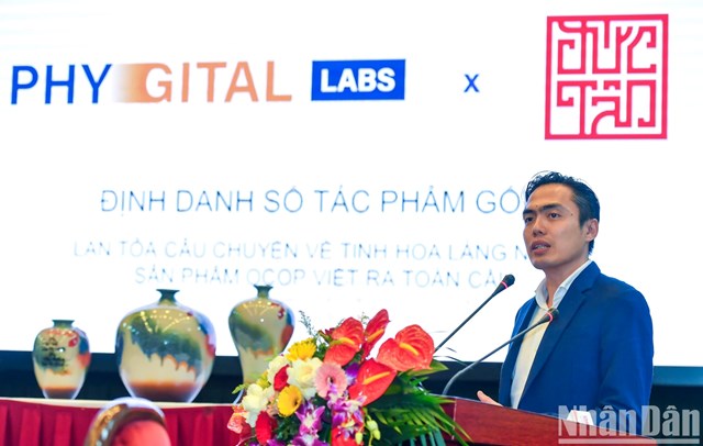 &Ocirc;ng Nguyễn Huy, Tổng Gi&aacute;m đốc C&ocirc;ng ty CP Phygital Labs tr&igrave;nh b&agrave;y giải ph&aacute;p c&ocirc;ng nghệ Nomion tại sự kiện.