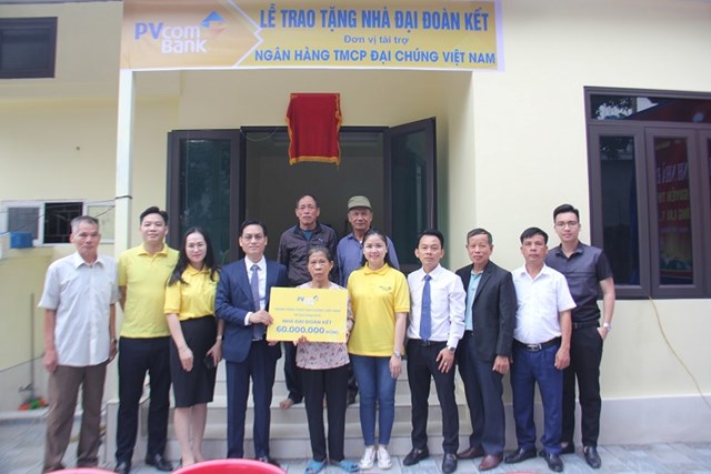 PVcomBank trao tặng kinh ph&iacute; x&acirc;y nh&agrave; &ldquo;Đại đo&agrave;n kết&rdquo; cho gia đ&igrave;nh b&agrave; Nguyễn Thị Nhường.&nbsp;